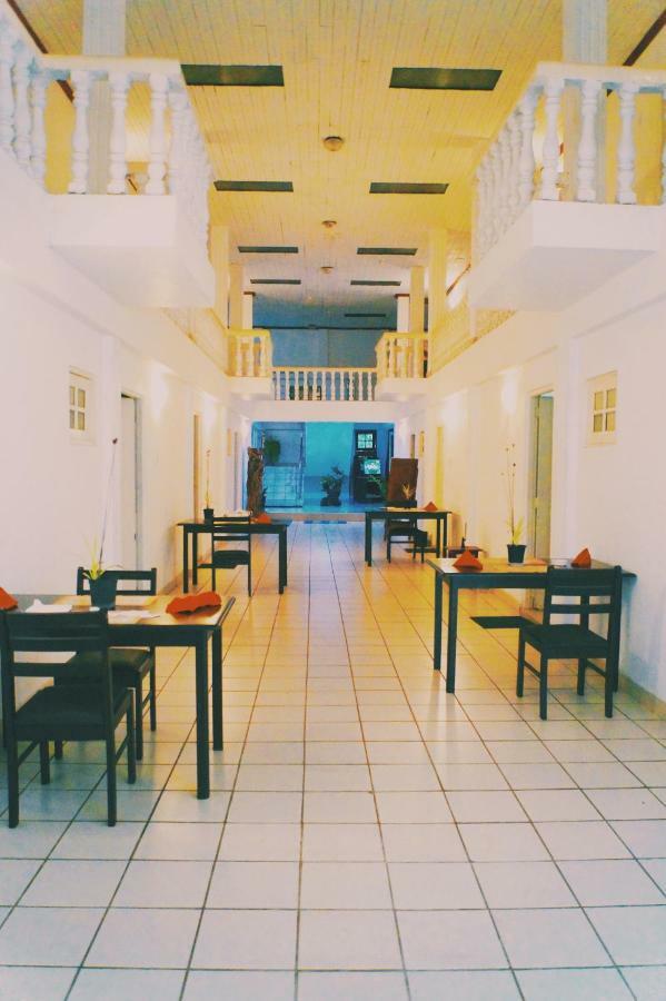 Oasis Skybeach Hostel - نيجومبو المظهر الخارجي الصورة